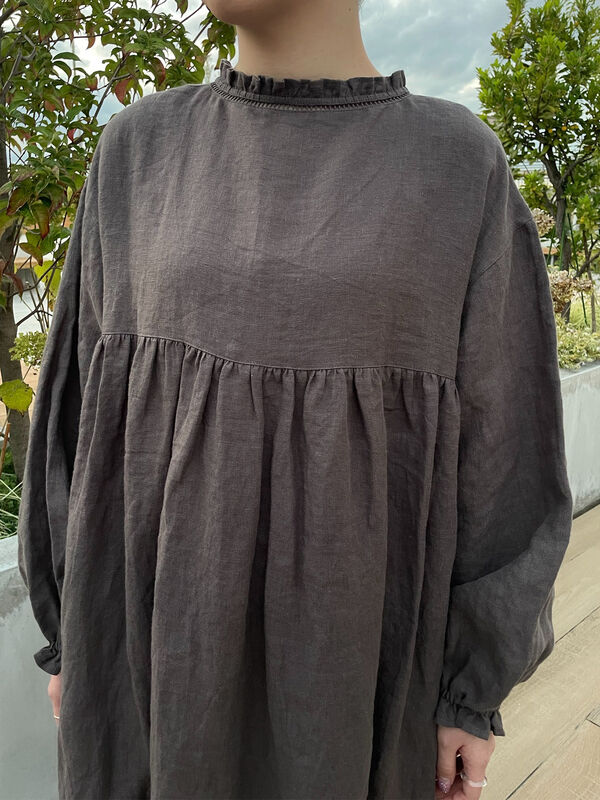 立川店/EC限定】リネンスタンドフリルワンピース（チャコールグレー