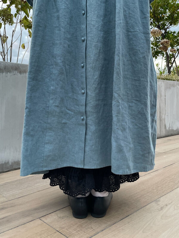 立川店/EC限定】リネンスタンドフリルワンピース（チャコールグレー