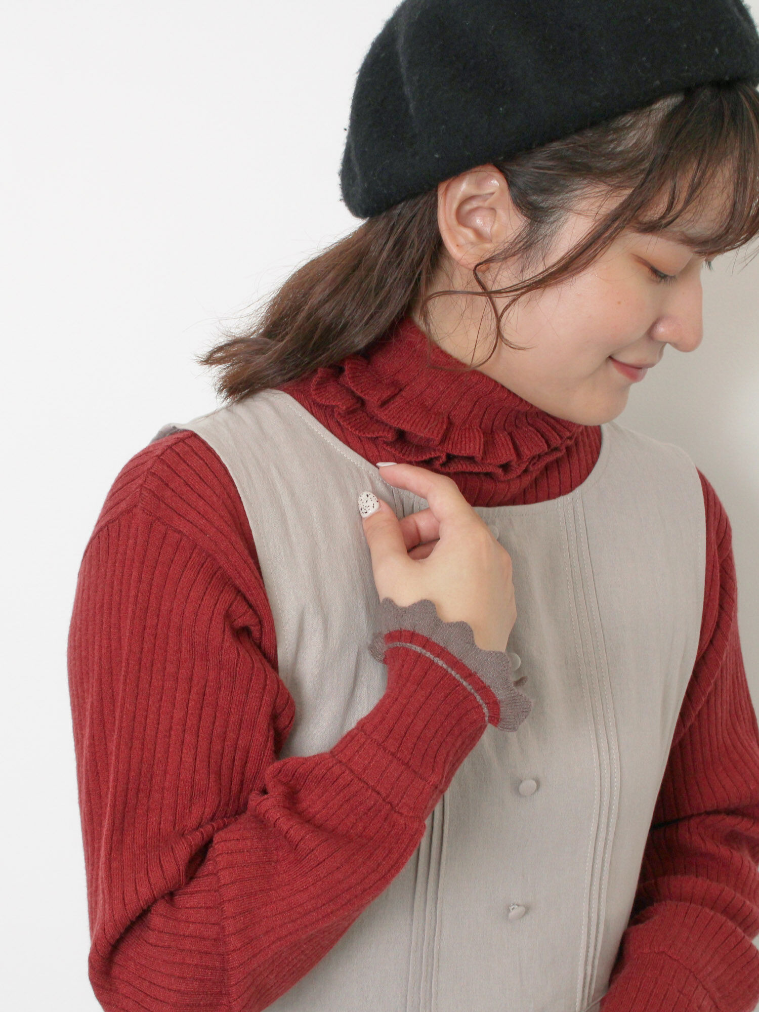 袖口配色スカラップタートルニット（チャコールグレー/レッド/ベージュ