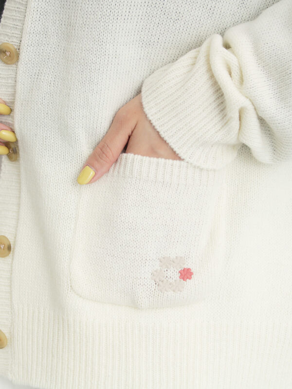 花刺繍入りカーディガン（チャコールグレー/ピンク/ベージュ/ミント