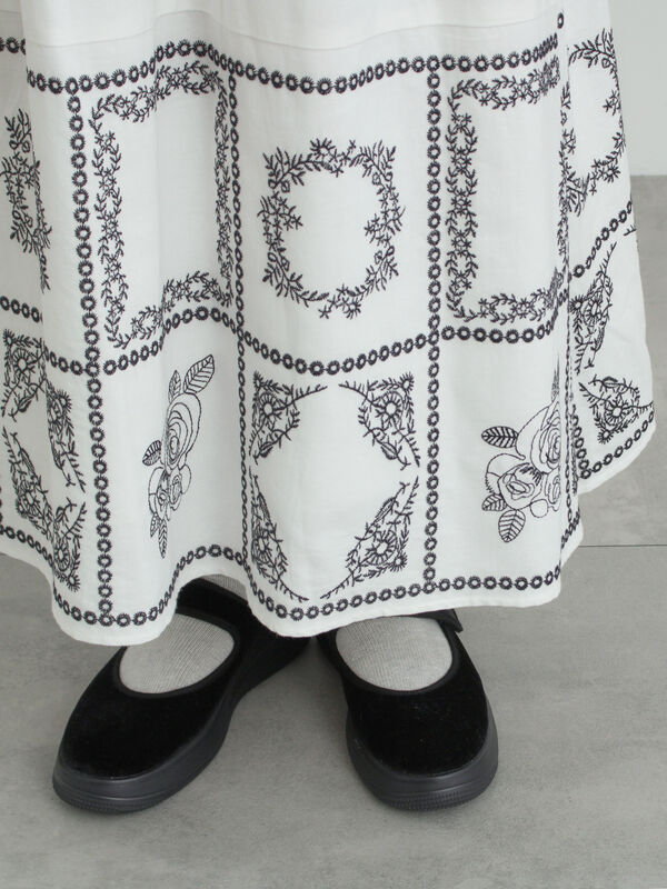 セール】 裾モチーフ刺繍ギャザースカート（オフホワイト/ブラック