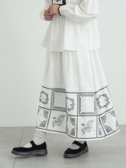 裾モチーフ刺繍ギャザースカート（オフホワイト/ブラック/ブルー）｜Samansa Mos2（サマンサ モスモス）通販