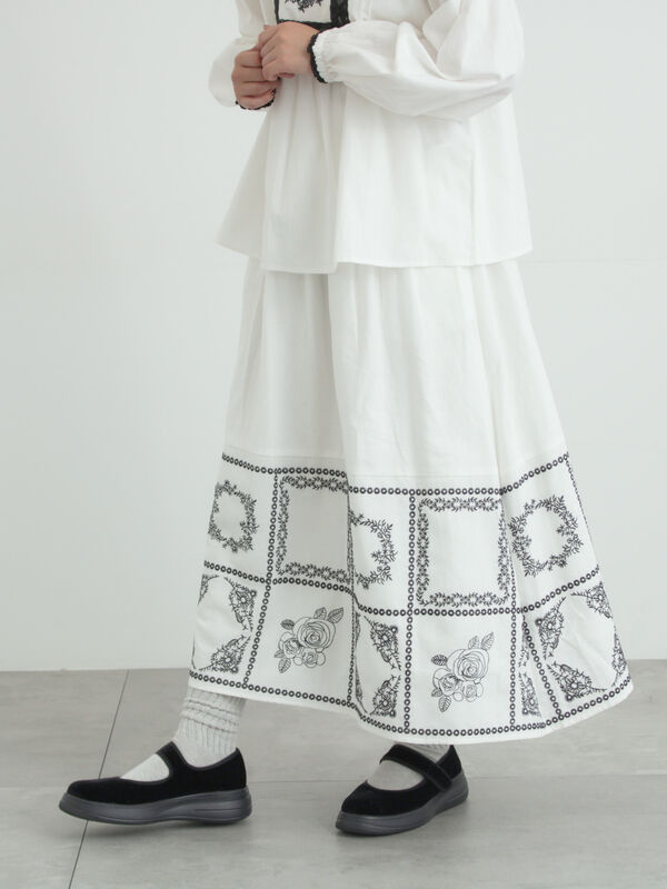 セール】 裾モチーフ刺繍ギャザースカート（オフホワイト/ブラック
