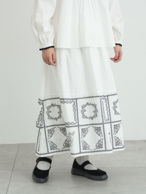 セール】 裾モチーフ刺繍ギャザースカート（オフホワイト/ブラック