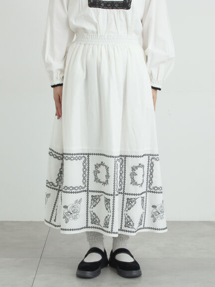裾モチーフ刺繍ギャザースカート（オフホワイト/ブラック/ブルー）｜Samansa Mos2（サマンサ モスモス）通販