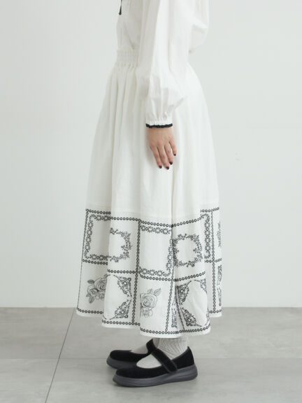 裾モチーフ刺繍ギャザースカート（オフホワイト/ブラック/ブルー）｜Samansa Mos2（サマンサ モスモス）通販