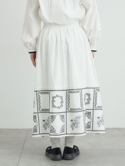 裾モチーフ刺繍ギャザースカート（オフホワイト/ブラック/ブルー）｜Samansa Mos2（サマンサ モスモス）通販