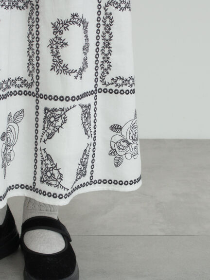 裾モチーフ刺繍ギャザースカート（オフホワイト/ブラック/ブルー）｜Samansa Mos2（サマンサ モスモス）通販