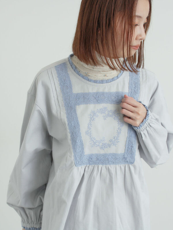 胸元モチーフ刺繍レースブラウス（オフホワイト/ブラック/ブルー