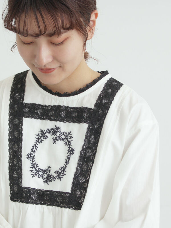 胸元モチーフ刺繍レースブラウス（オフホワイト/ブラック/ブルー