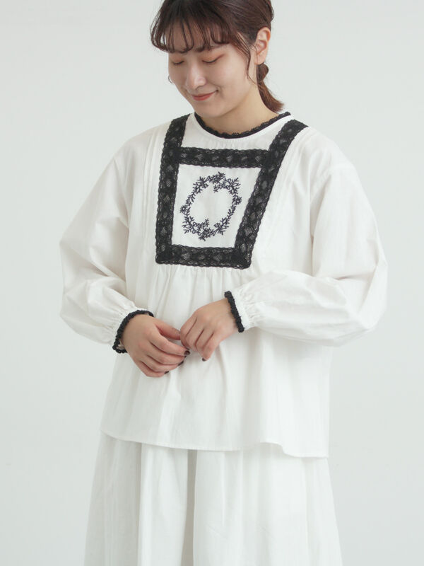 胸元モチーフ刺繍レースブラウス（オフホワイト/ブラック/ブルー