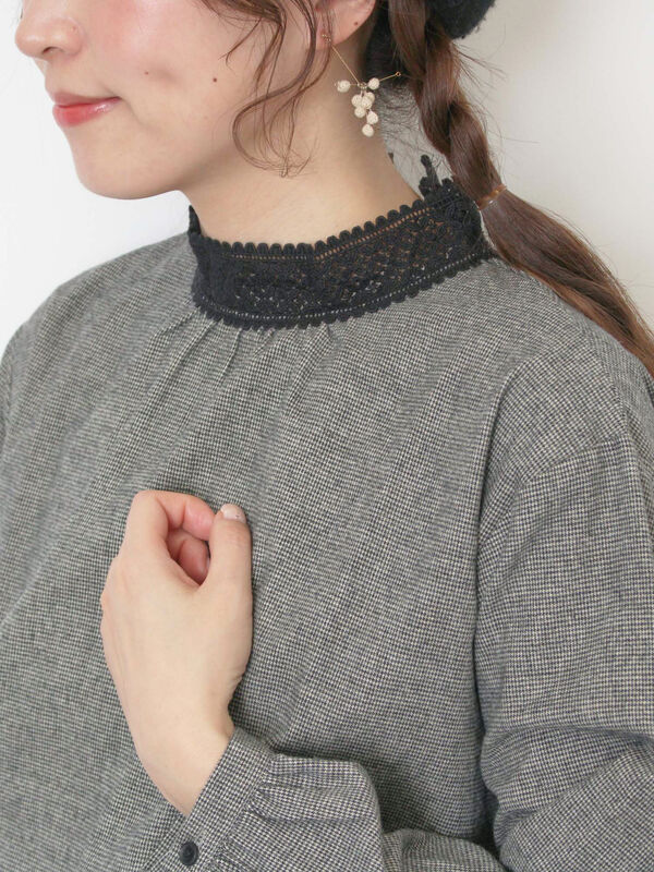 セール】 【保温加工】襟レースブラウス（オフホワイト