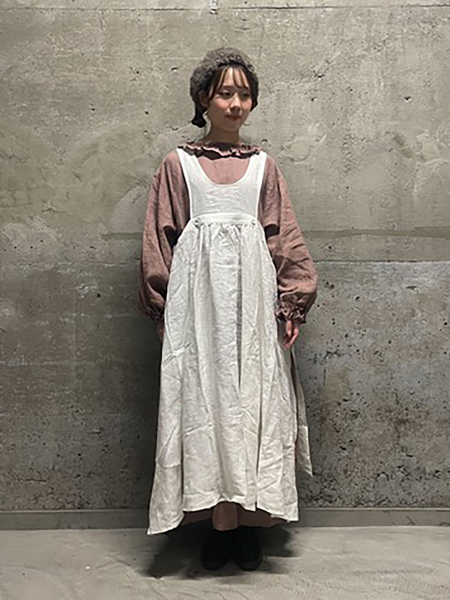 立川店/EC限定】リネンエプロンワンピース（オフホワイト