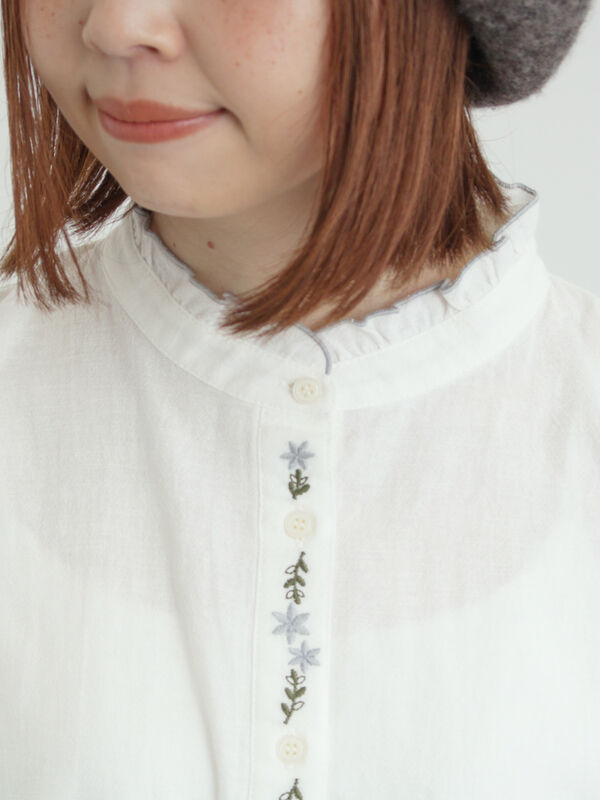 セール】 前立て刺繍フリルブラウス（オフホワイト/ベージュ/キナリ