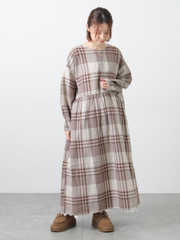 【Cross×Linen】ギャザーワンピース（モカ）｜Samansa Mos2（サマンサ モスモス）通販