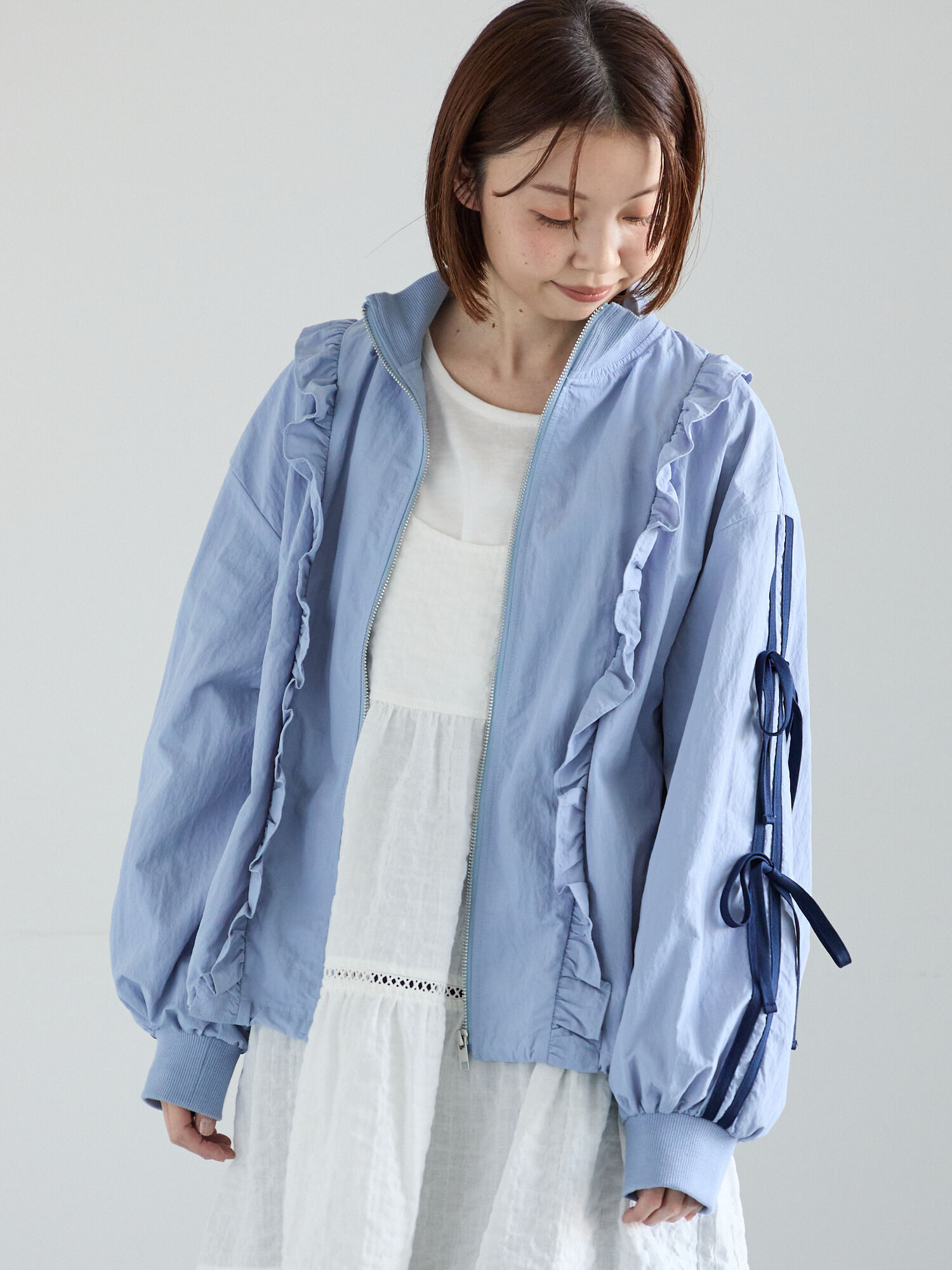 フリルトラックジャケット（オフホワイト/ブラック/サックスブルー