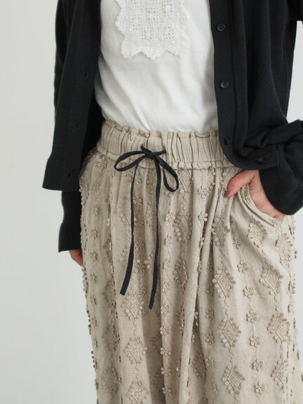 【kazumi×Samansa Mos2】3D刺繍パンツ（オフホワイト/ブラック/ベージュ/ネイビー）｜Samansa Mos2（サマンサ モスモス）通販