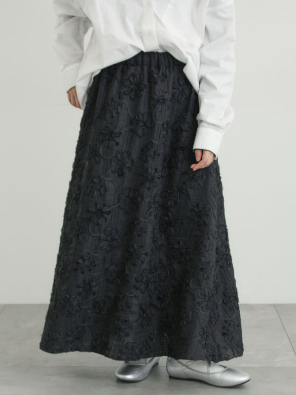 花柄テープ刺繍フレアスカート（ブラック）｜Samansa Mos2（サマンサ モスモス）通販