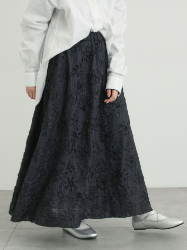 花柄テープ刺繍フレアスカート（オフホワイト/ブラック/ボトムス