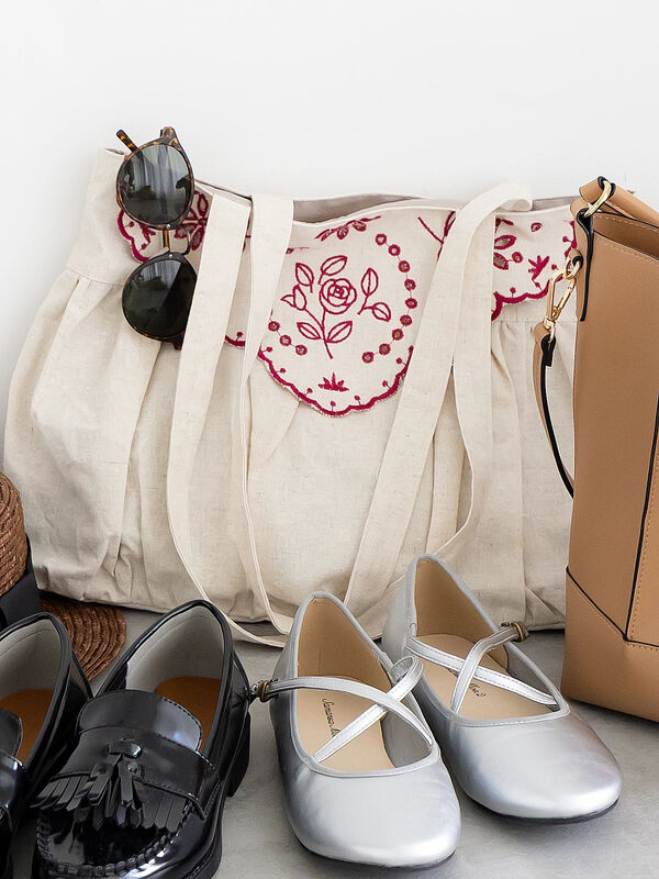 ローズ柄スカラップ刺繍バッグ（チャコールグレー/キナリ/バッグ