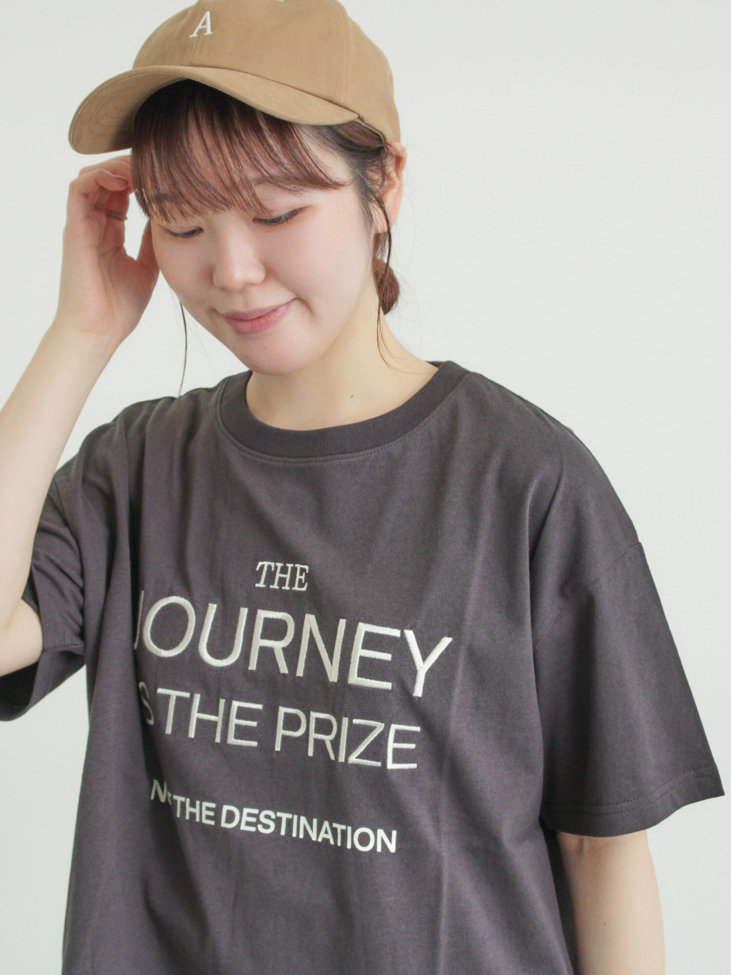 セール】 ロゴ刺繍Tシャツ（オフホワイト/チャコールグレー/ピンク