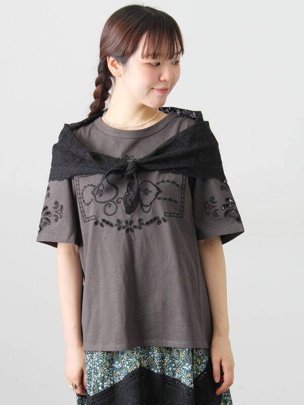 三角ストール付カットワーク刺繍Tシャツ（オフホワイト/グレー