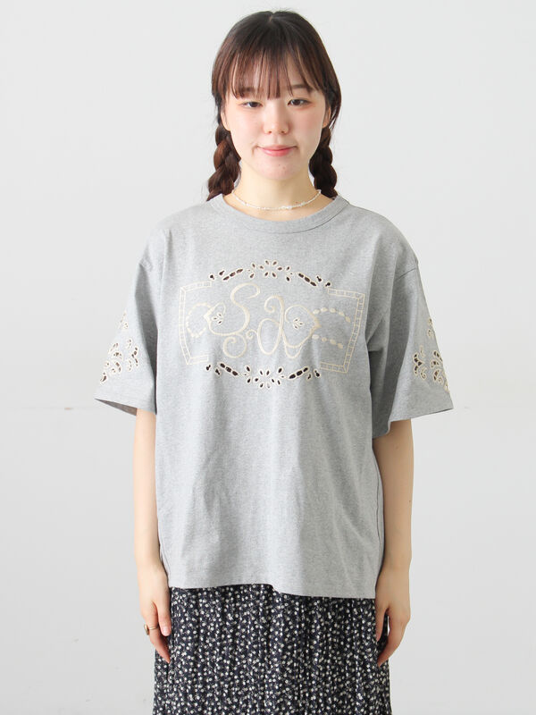 三角ストール付カットワーク刺繍Tシャツ（オフホワイト/グレー