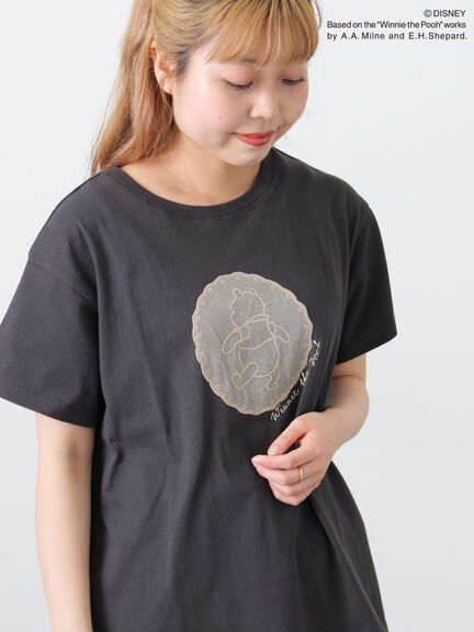【Disney】くまのプーさんレースモチーフTシャツ（オフホワイト/ブラック/ベージュ）｜Samansa Mos2（サマンサ モスモス）通販