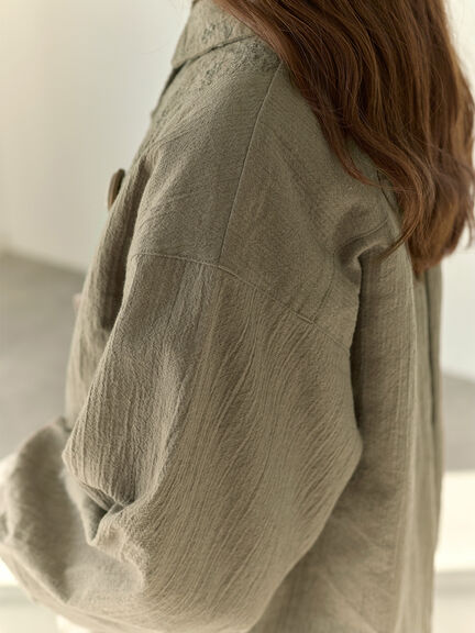 【Cross×Staff】ブローチ付シャツジャケット（チャコールグレー/ベージュ/モカ）｜Samansa Mos2（サマンサ モスモス）通販