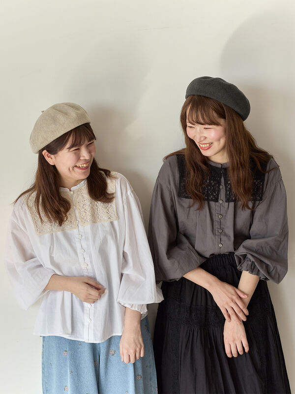 【Cross×Staff】レース襟付きブラウス（オフホワイト/チャコールグレー/グレージュ）｜Samansa Mos2（サマンサ モスモス）通販