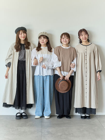 【Cross×Staff】レース襟付きブラウス（オフホワイト/チャコールグレー/グレージュ）｜Samansa Mos2（サマンサ モスモス）通販