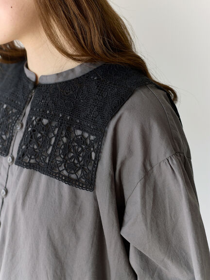 【Cross×Staff】レース襟付きブラウス（オフホワイト/チャコールグレー/グレージュ）｜Samansa Mos2（サマンサ モスモス）通販