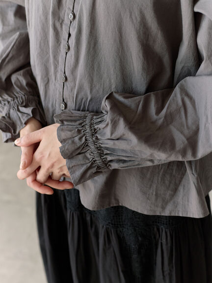 【Cross×Staff】レース襟付きブラウス（オフホワイト/チャコールグレー/グレージュ）｜Samansa Mos2（サマンサ モスモス）通販