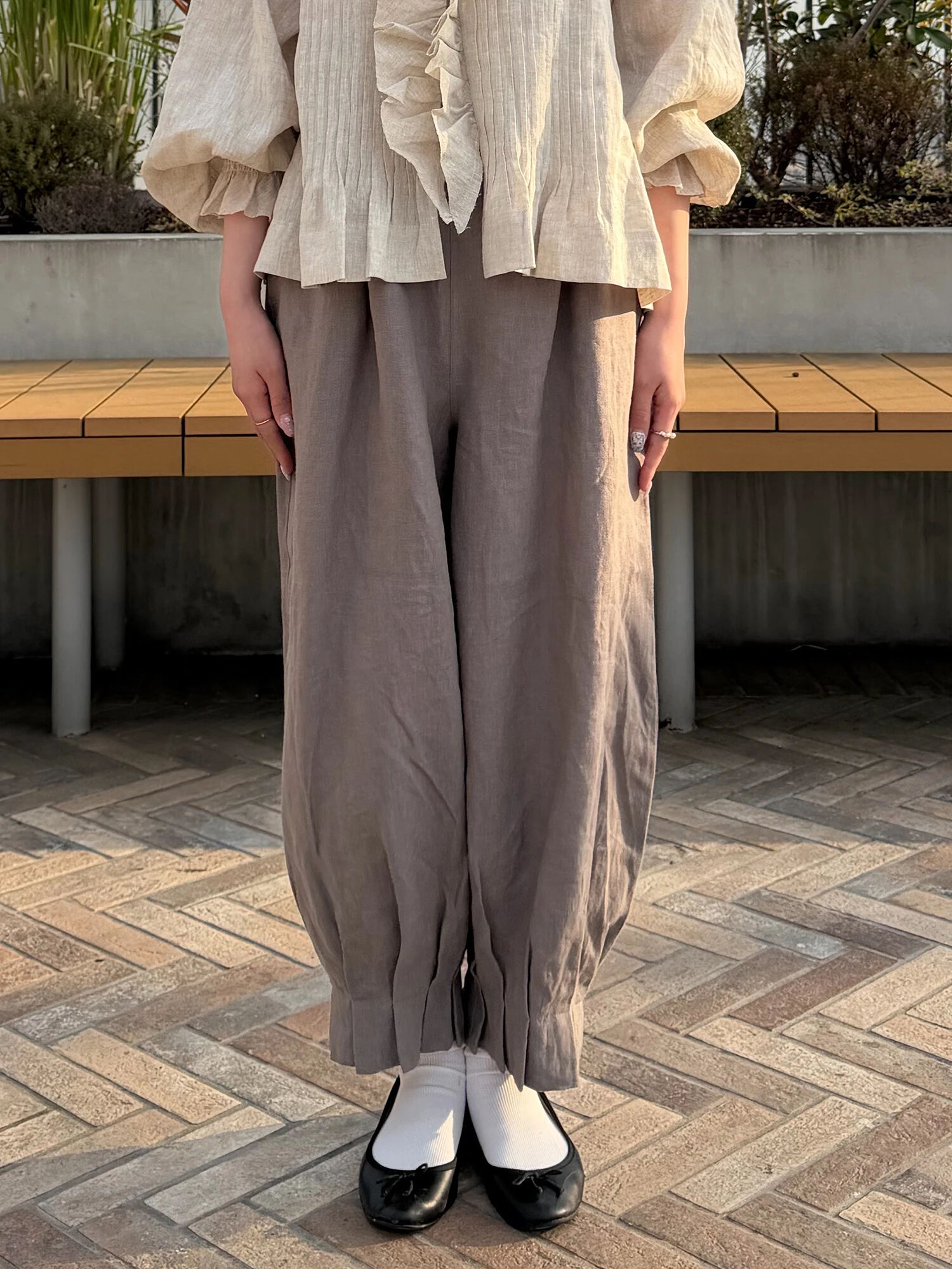 立川店/EC限定】リネンヘムタックパンツ（オフホワイト/グレージュ