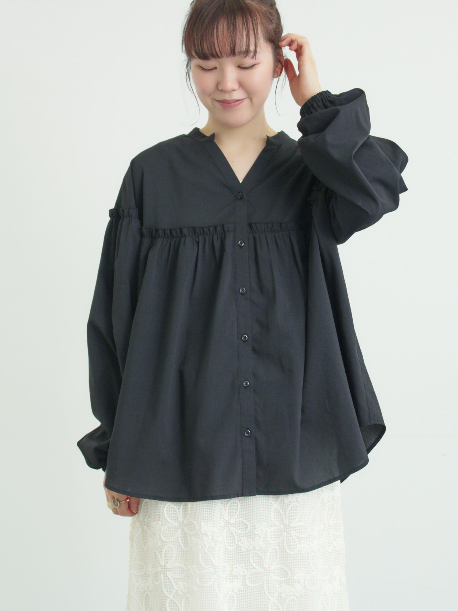 ansdotsloevner フリルタンク　Mサイズ　黒　★週末限定出品★ セール】 【多機能】フリル切替スキッパーシャツ（オフホワイト