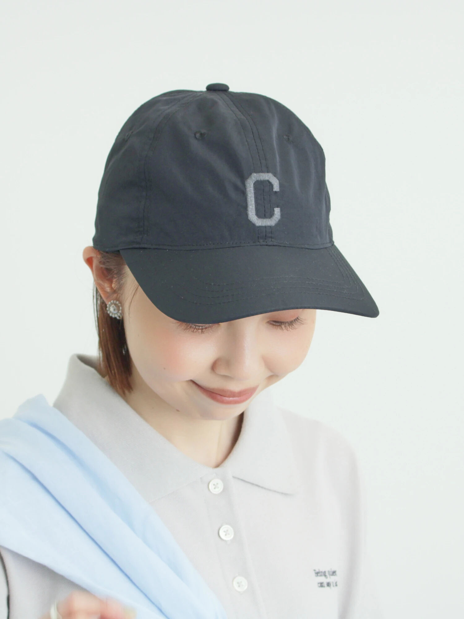 セール】 【消臭効果】BIGイニシャル刺繍キャップ（グレー/ブラック
