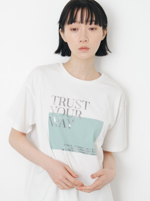 接触冷感】スクエア箔ロゴTシャツ（オフホワイト/チャコールグレー