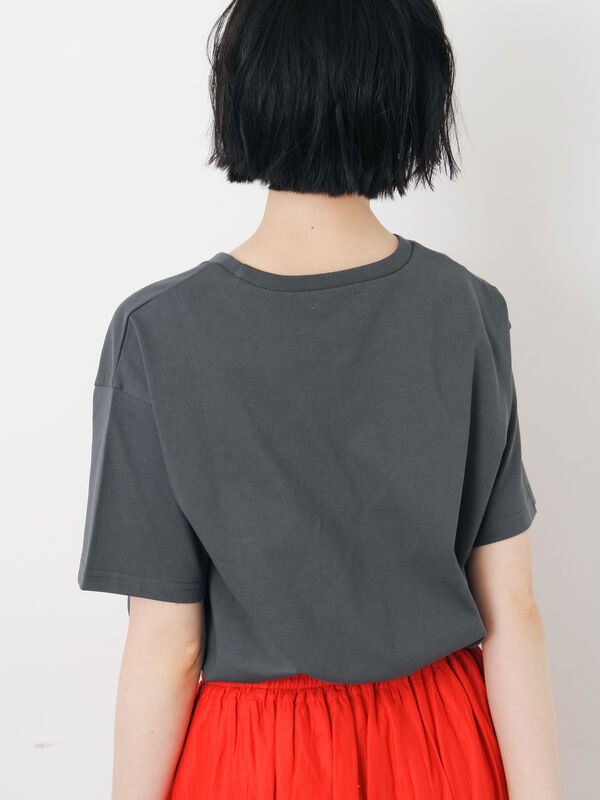 接触冷感】スクエア箔ロゴTシャツ（オフホワイト/チャコールグレー