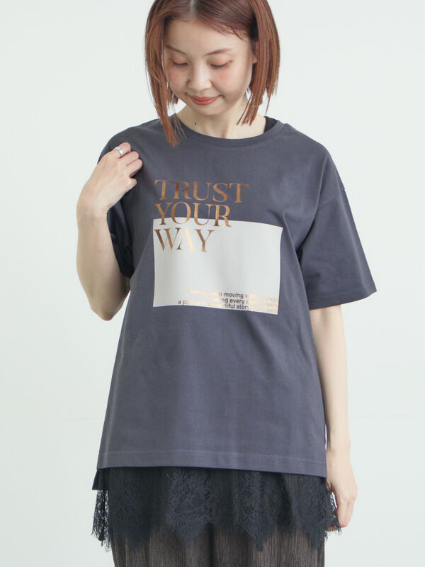 接触冷感】スクエア箔ロゴTシャツ（オフホワイト/チャコールグレー