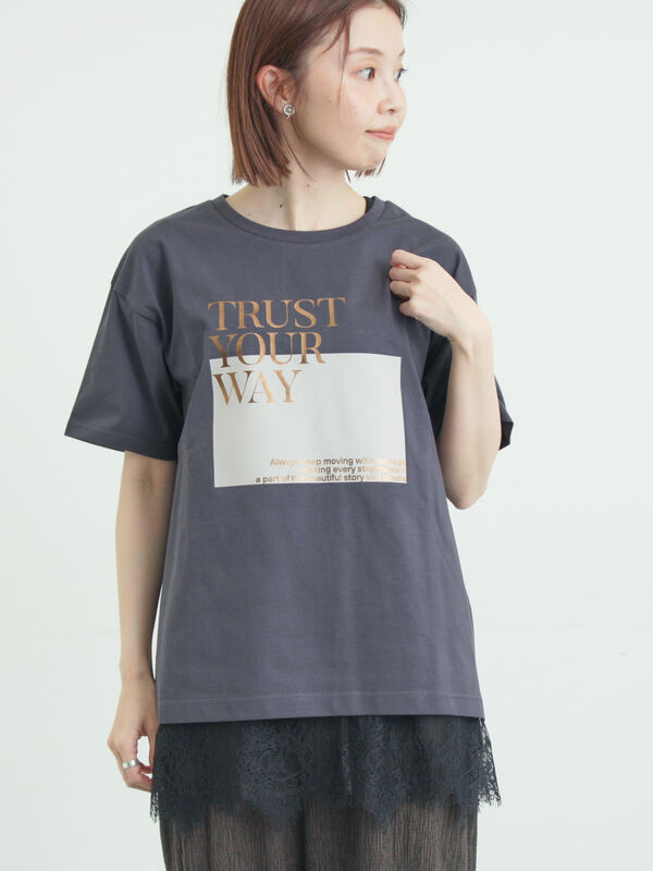 接触冷感】スクエア箔ロゴTシャツ（オフホワイト/チャコールグレー