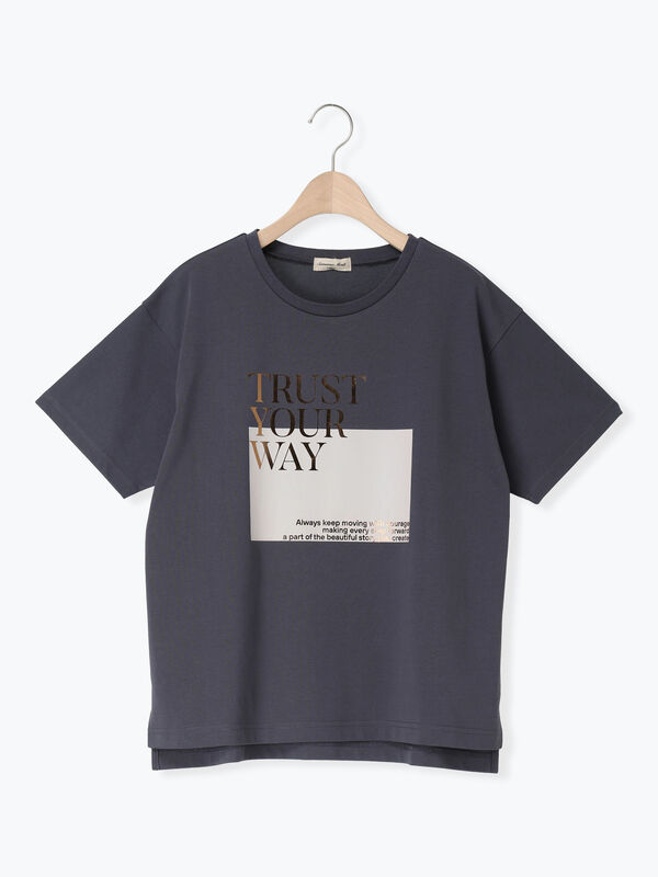 接触冷感】スクエア箔ロゴTシャツ（オフホワイト/チャコールグレー