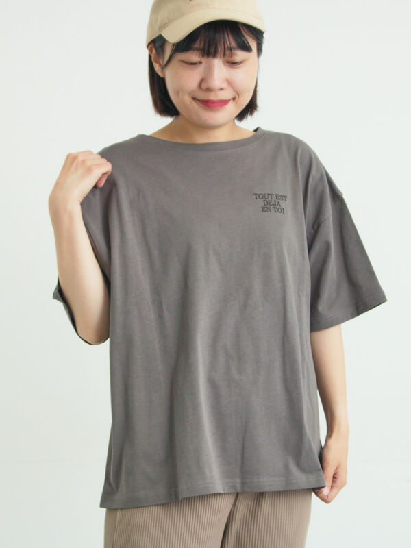 セール】 【接触冷感】ロゴ刺繍バックプリントTシャツ（オフホワイト