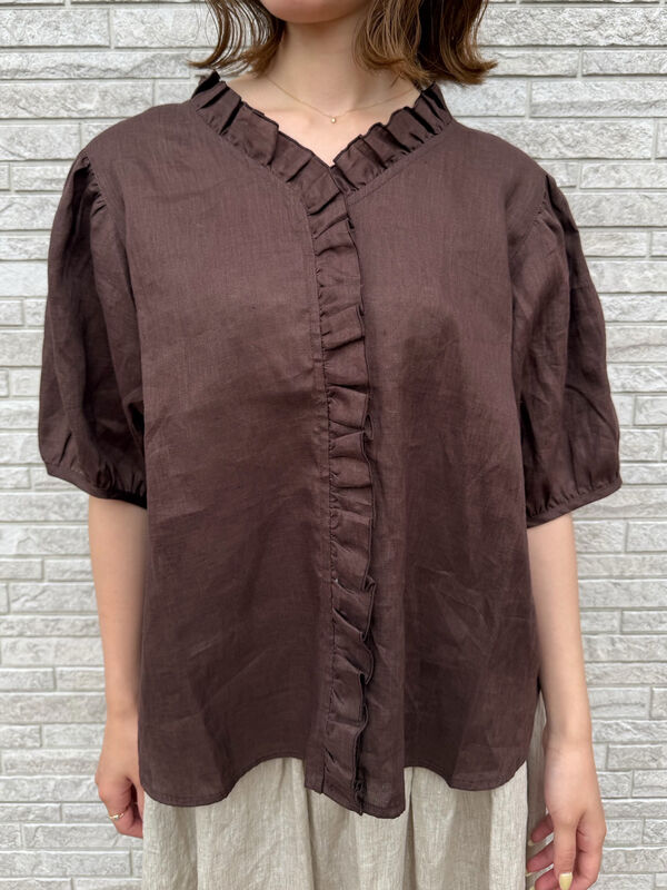 立川店/EC限定】リネンクラシックフリルブラウス（オフホワイト