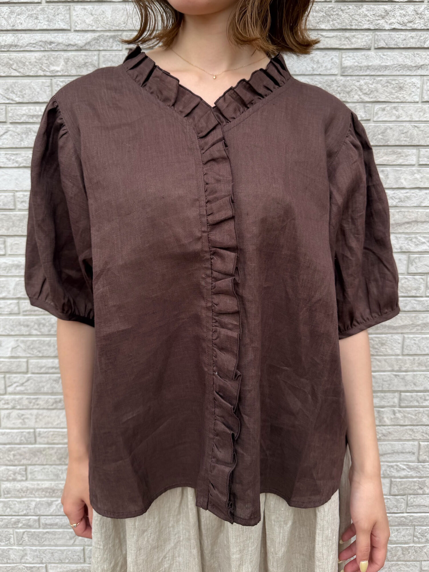 立川店/EC限定】リネンクラシックフリルブラウス（オフホワイト