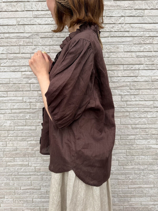 立川店/EC限定】リネンクラシックフリルブラウス（オフホワイト