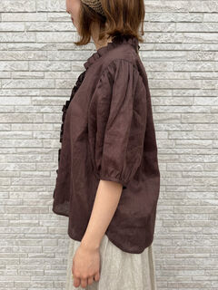 立川店/EC限定】リネンクラシックフリルブラウス（オフホワイト