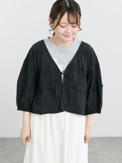 立川店/EC限定】リネン前開きフリルブラウス（オフホワイト/ブラック