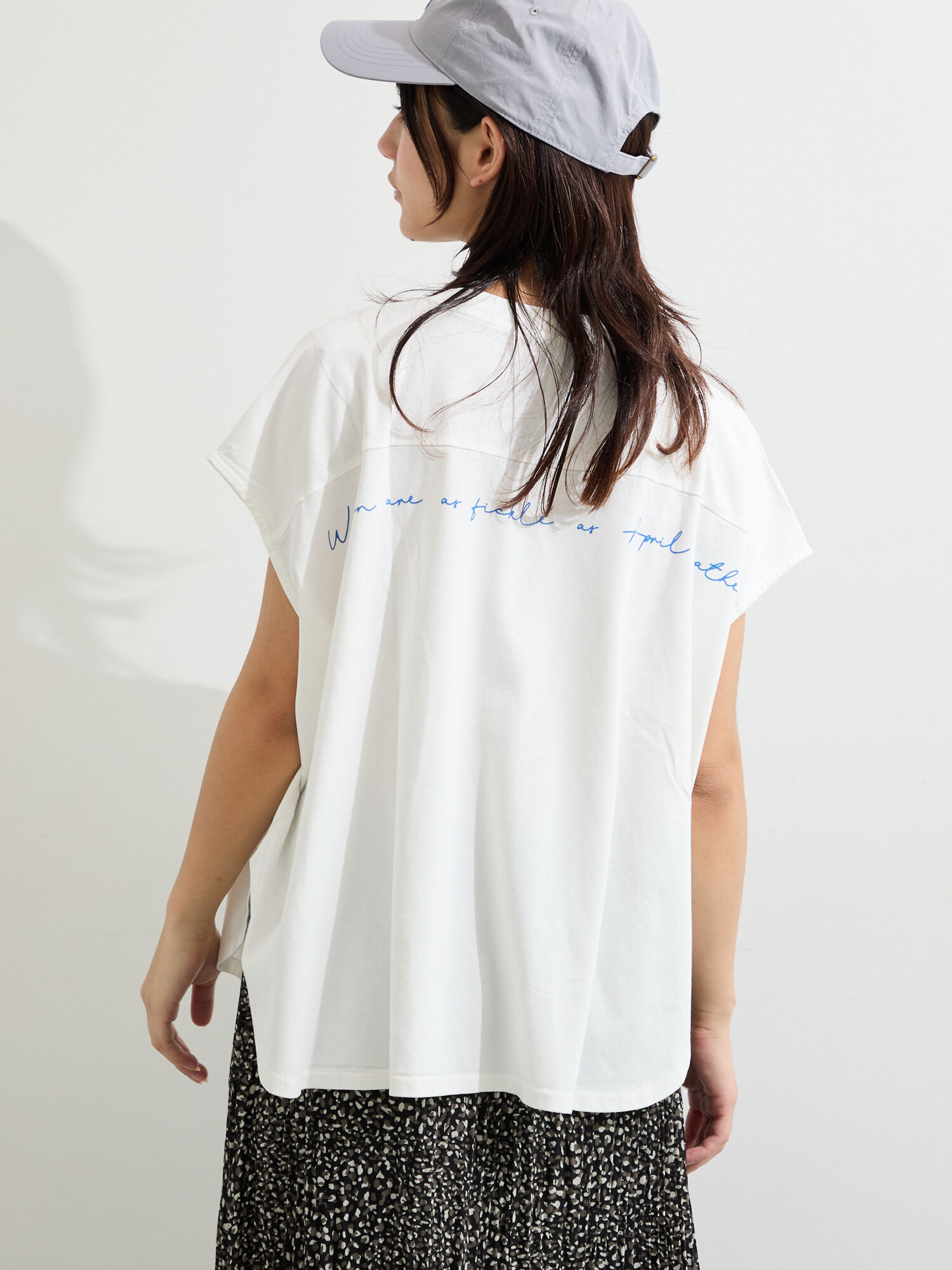 ◇タックフレンチスリーブプリントTシャツ（オフホワイト