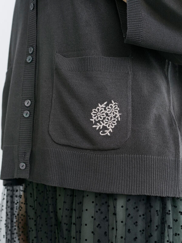 接触冷感】ワンポイント刺繍カーディガン（チャコールグレー/レッド