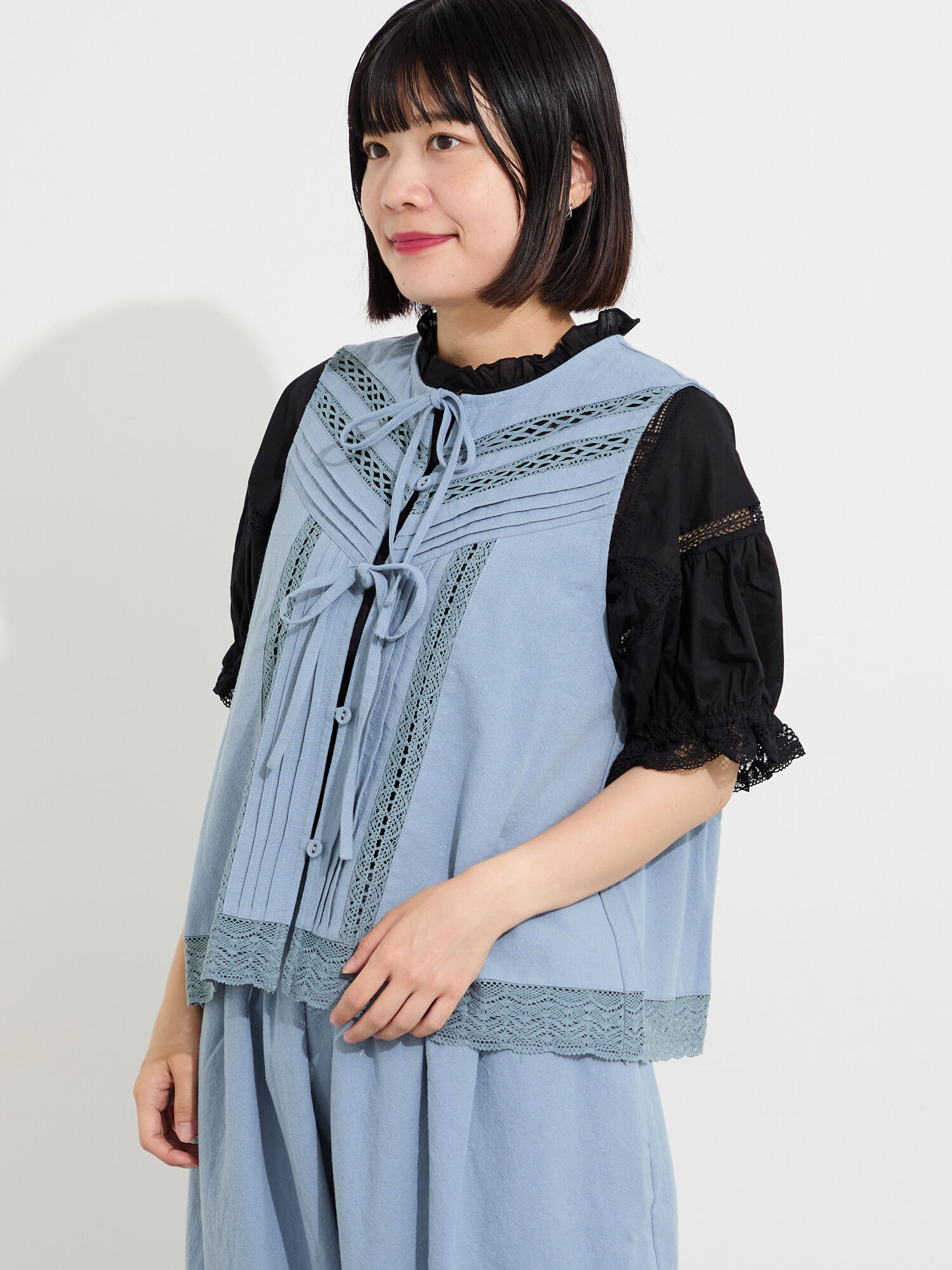 セール】 レース×ピンタックリボンベスト《限定カラーあり》（ブラック